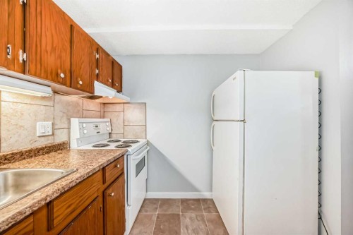 7602 25 Street Se, Calgary, AB - Indoor Photo Showing Kitchen