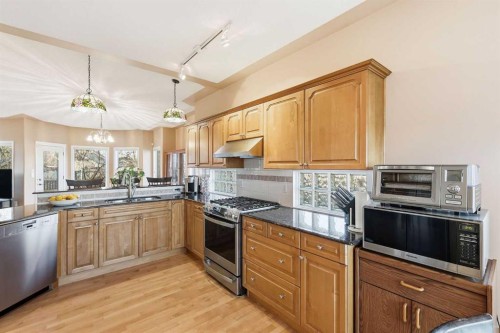 98 Mt Alberta Manor Se, Calgary, AB - Indoor Photo Showing Kitchen