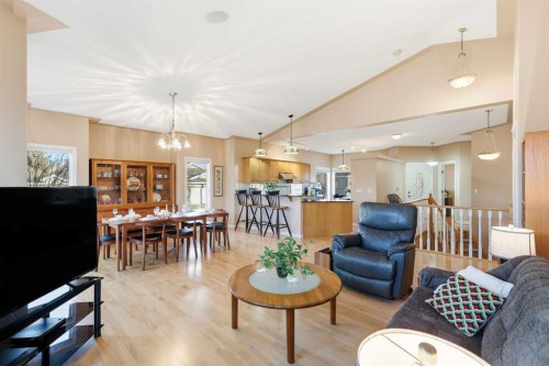 98 Mt Alberta Manor Se, Calgary, AB - Indoor Photo Showing Living Room