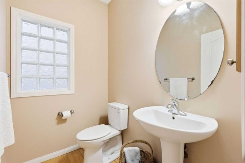 98 Mt Alberta Manor Se, Calgary, AB - Indoor Photo Showing Bathroom
