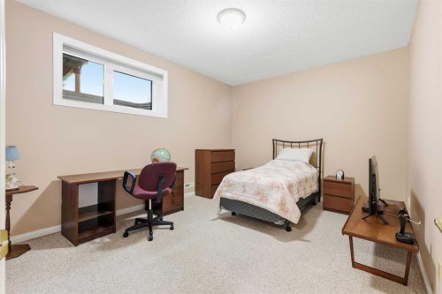 98 Mt Alberta Manor Se, Calgary, AB - Indoor Photo Showing Bedroom