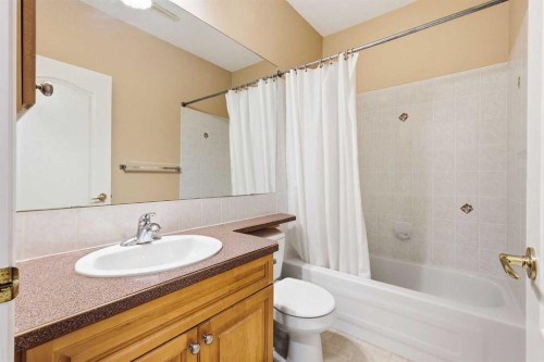 98 Mt Alberta Manor Se, Calgary, AB - Indoor Photo Showing Bathroom
