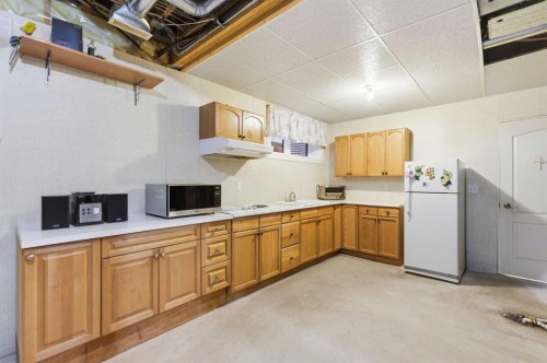 98 Mt Alberta Manor Se, Calgary, AB - Indoor Photo Showing Laundry Room