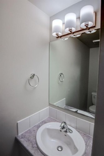 104-1720 13 Street Sw, Calgary, AB - Indoor Photo Showing Bathroom