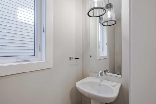 28 Willow Street, Cochrane, AB - Indoor Photo Showing Bathroom