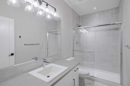 28 Willow Street, Cochrane, AB - Indoor Photo Showing Bathroom