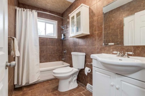 1321 39 Street Se, Calgary, AB - Indoor Photo Showing Bathroom