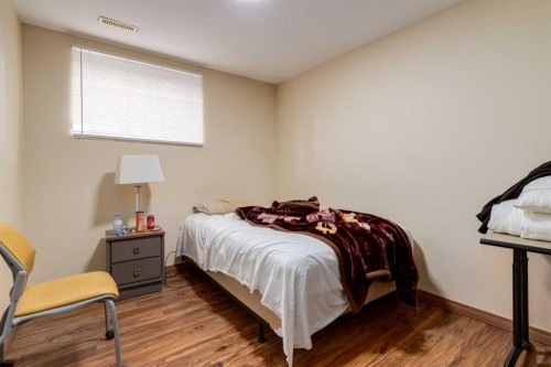 1321 39 Street Se, Calgary, AB - Indoor Photo Showing Bedroom