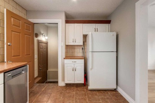 1321 39 Street Se, Calgary, AB - Indoor Photo Showing Kitchen