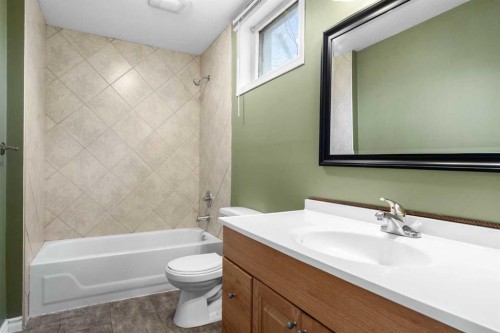 10631 Elbow Drive Sw, Calgary, AB - Indoor Photo Showing Bathroom