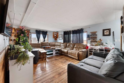 270065 Township Road 235, Rural Rocky View County, AB - Indoor Photo Showing Living Room