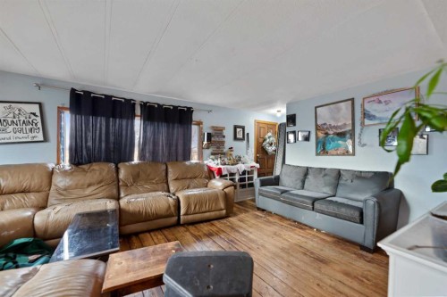 270065 Township Road 235, Rural Rocky View County, AB - Indoor Photo Showing Living Room