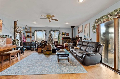 270065 Township Road 235, Rural Rocky View County, AB - Indoor Photo Showing Living Room