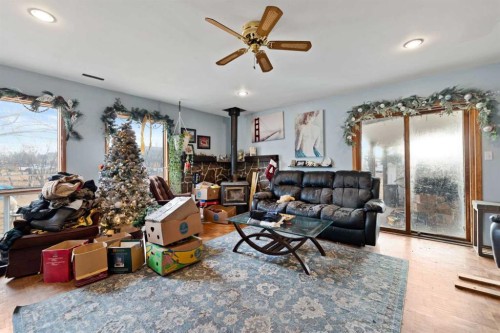 270065 Township Road 235, Rural Rocky View County, AB - Indoor Photo Showing Living Room