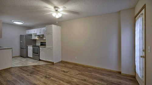32 Mt Aberdeen Manor Se, Calgary, AB - Indoor Photo Showing Kitchen