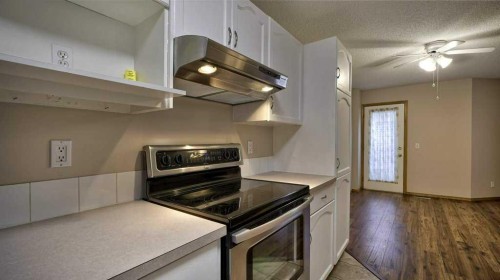 32 Mt Aberdeen Manor Se, Calgary, AB - Indoor Photo Showing Kitchen