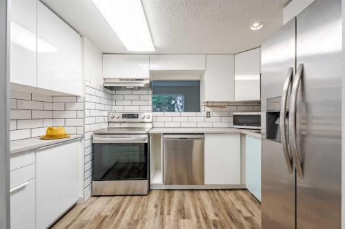 D-11111 Oakfield Drive Sw, Calgary, AB - Indoor Photo Showing Kitchen With Upgraded Kitchen