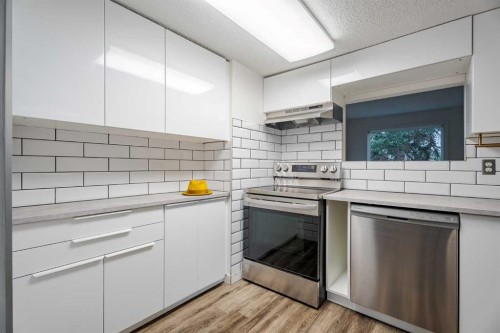 D-11111 Oakfield Drive Sw, Calgary, AB - Indoor Photo Showing Kitchen