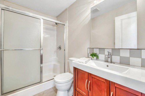 826 Bayview Road, Strathmore, AB - Indoor Photo Showing Bathroom