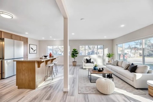 826 Bayview Road, Strathmore, AB - Indoor Photo Showing Living Room
