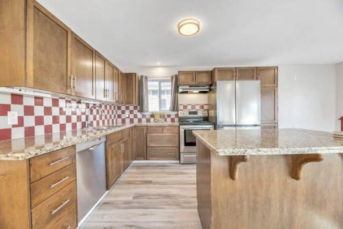826 Bayview Road, Strathmore, AB - Indoor Photo Showing Kitchen With Upgraded Kitchen