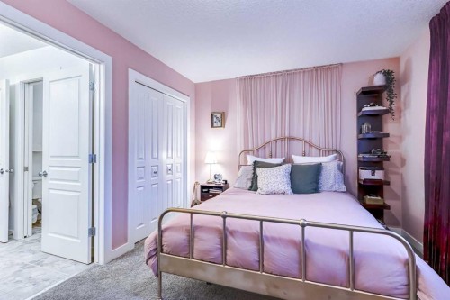 31 Tusslewood View Nw, Calgary, AB - Indoor Photo Showing Bedroom