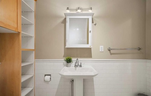 46-330 19 Avenue Sw, Calgary, AB - Indoor Photo Showing Bathroom