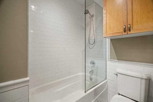 46-330 19 Avenue Sw, Calgary, AB - Indoor Photo Showing Bathroom