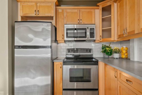 46-330 19 Avenue Sw, Calgary, AB - Indoor Photo Showing Kitchen