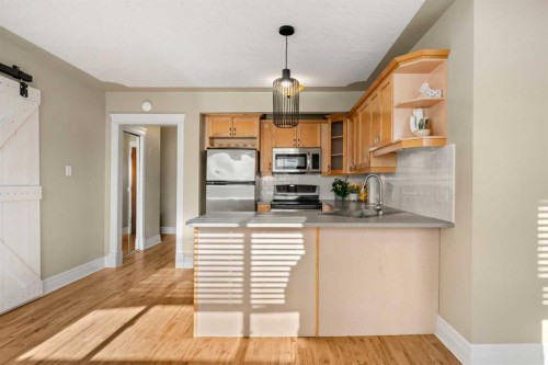 46-330 19 Avenue Sw, Calgary, AB - Indoor Photo Showing Kitchen