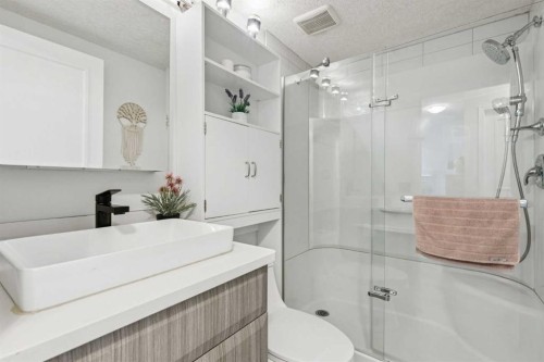 36 Riverview Drive, Cochrane, AB - Indoor Photo Showing Bathroom