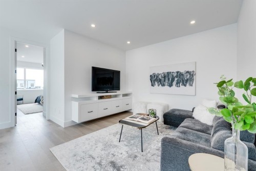 640 37 Street Sw, Calgary, AB - Indoor Photo Showing Living Room