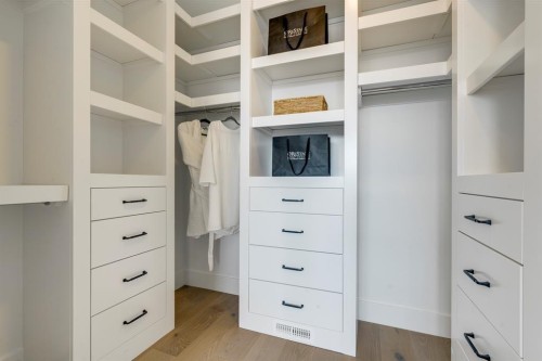 640 37 Street Sw, Calgary, AB - Indoor With Storage