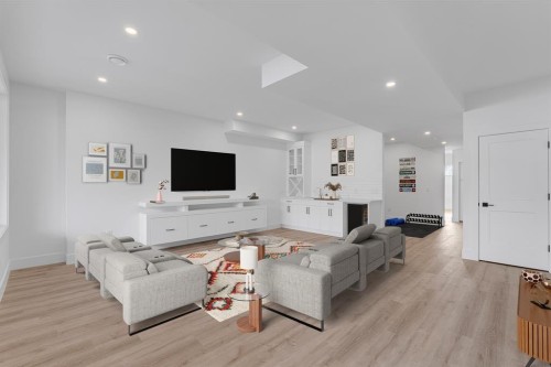 640 37 Street Sw, Calgary, AB - Indoor Photo Showing Living Room