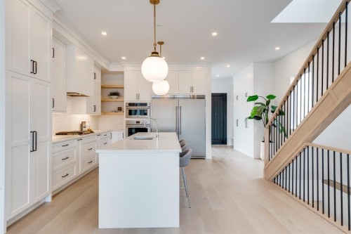 640 37 Street Sw, Calgary, AB - Indoor Photo Showing Kitchen With Upgraded Kitchen