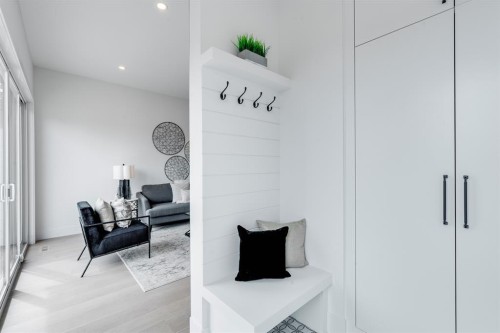 640 37 Street Sw, Calgary, AB - Indoor Photo Showing Other Room