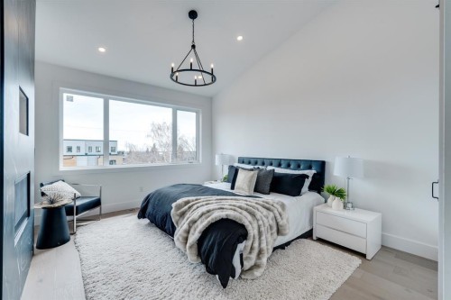640 37 Street Sw, Calgary, AB - Indoor Photo Showing Bedroom