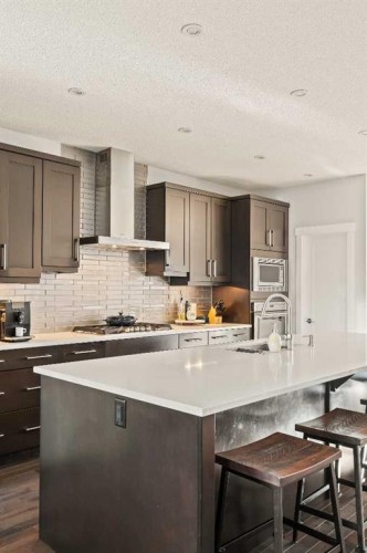 447B 23 Avenue Nw, Calgary, AB - Indoor Photo Showing Kitchen With Upgraded Kitchen