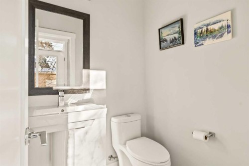 447B 23 Avenue Nw, Calgary, AB - Indoor Photo Showing Bathroom