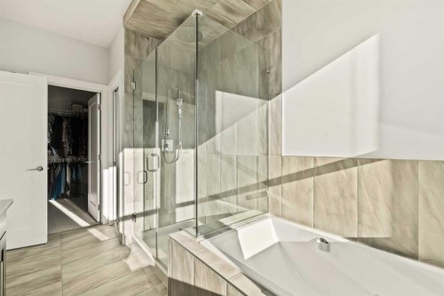 447B 23 Avenue Nw, Calgary, AB - Indoor Photo Showing Bathroom