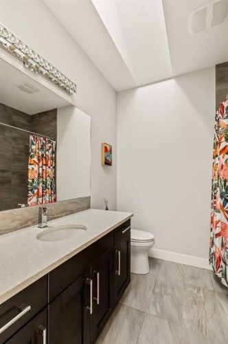 447B 23 Avenue Nw, Calgary, AB - Indoor Photo Showing Bathroom