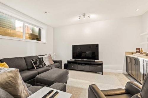 447B 23 Avenue Nw, Calgary, AB - Indoor Photo Showing Living Room
