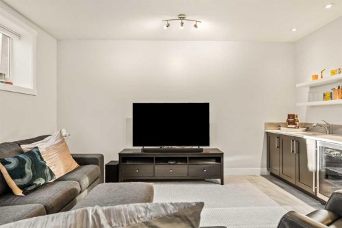 447B 23 Avenue Nw, Calgary, AB - Indoor Photo Showing Living Room