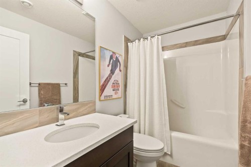 447B 23 Avenue Nw, Calgary, AB - Indoor Photo Showing Bathroom