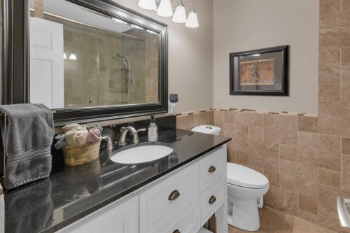 724 Mapleton Drive Se, Calgary, AB - Indoor Photo Showing Bathroom