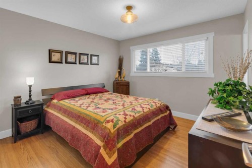 724 Mapleton Drive Se, Calgary, AB - Indoor Photo Showing Bedroom