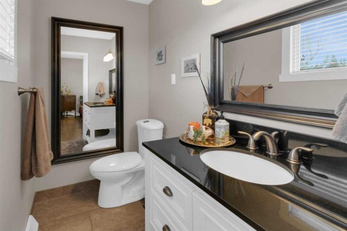 724 Mapleton Drive Se, Calgary, AB - Indoor Photo Showing Bathroom
