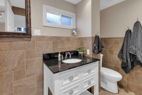 724 Mapleton Drive Se, Calgary, AB - Indoor Photo Showing Bathroom