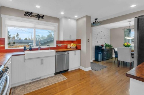 724 Mapleton Drive Se, Calgary, AB - Indoor Photo Showing Kitchen