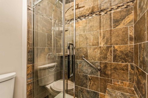 4716B 44 Avenue Ne, Calgary, AB - Indoor Photo Showing Bathroom